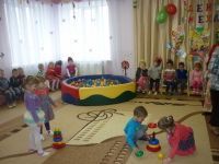 Каждая команда собирала пирамидку ,кто первый.